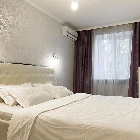 Beautiful 1-Bedroom Near Most City Center ドニプロペトロウシク エクステリア 写真