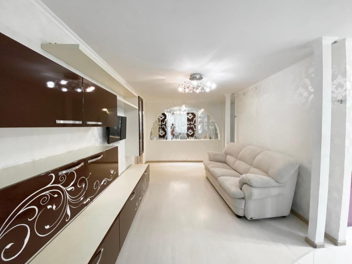 Beautiful 1-Bedroom Near Most City Center ドニプロペトロウシク エクステリア 写真