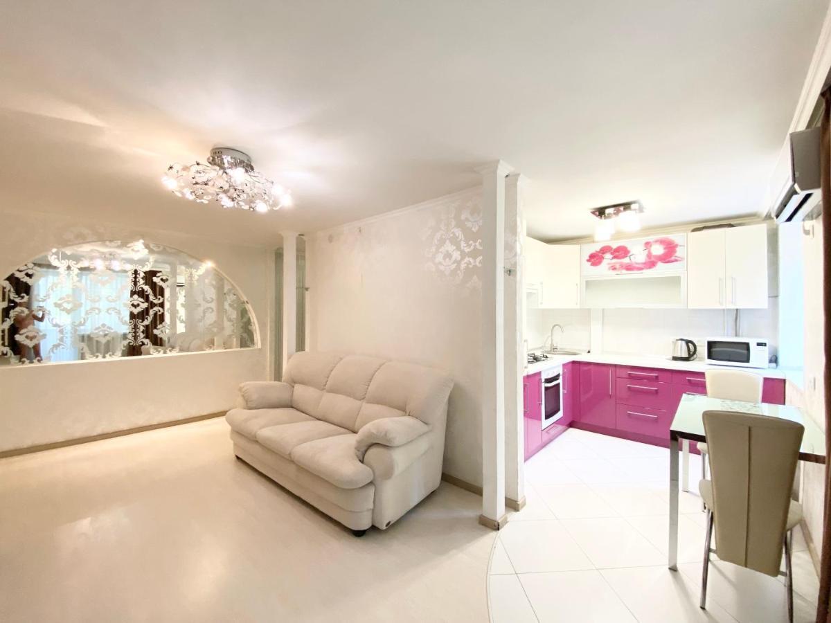 Beautiful 1-Bedroom Near Most City Center ドニプロペトロウシク エクステリア 写真