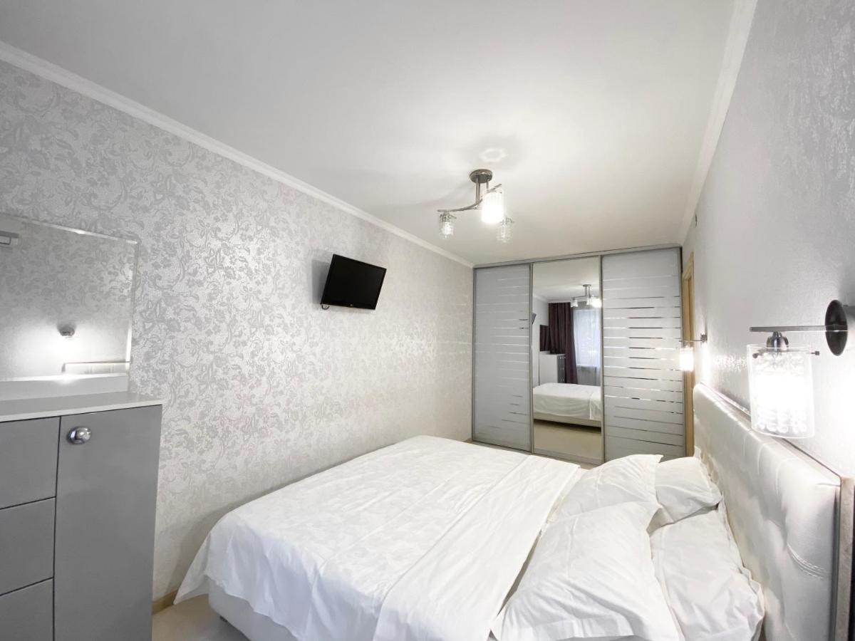 Beautiful 1-Bedroom Near Most City Center ドニプロペトロウシク エクステリア 写真
