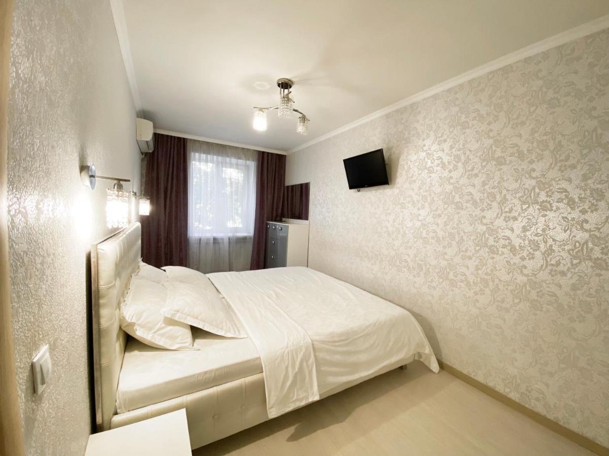 Beautiful 1-Bedroom Near Most City Center ドニプロペトロウシク エクステリア 写真